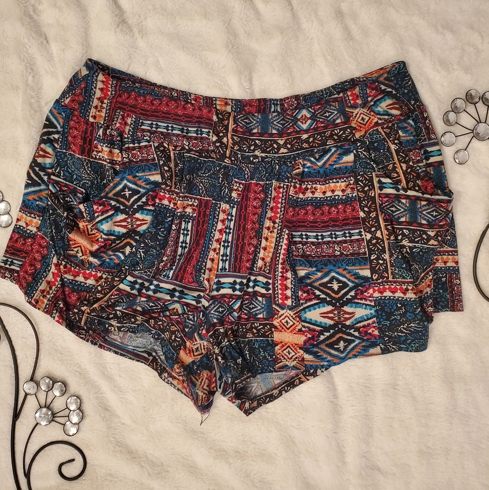 Elastic band shorts with pockets